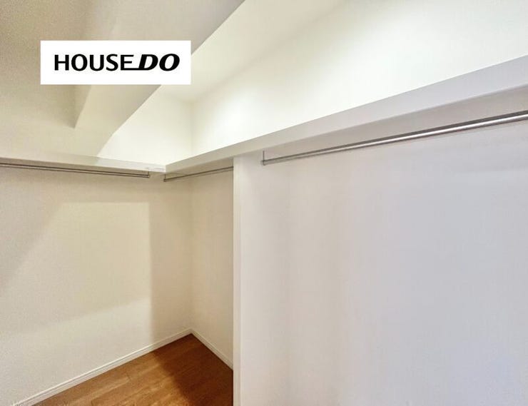 ハンガーパイプ付きで収納力◎
洋服だけでなく季節物・スーツケースも収納可能!