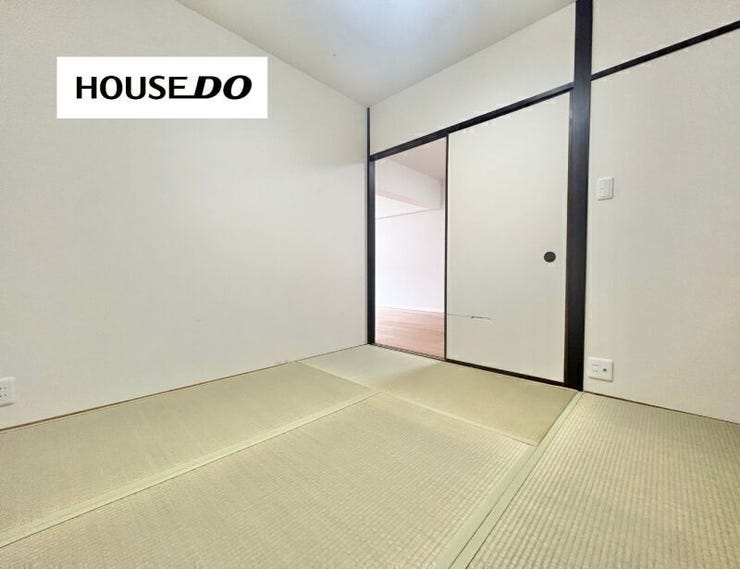 LDKと隣接した和室は、普段は開放して広々空間に、必要に応じて個室としても使える柔軟な間取りです。