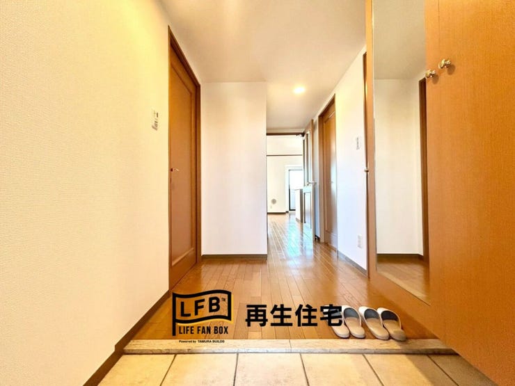 シューズボックスには鏡が付いてますのでお出かけ前にチェック可能!