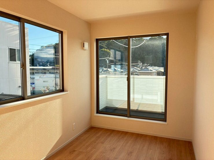 3階南西側洋室
大きな窓が2か所あるので日当たり良好◎景色良好◎