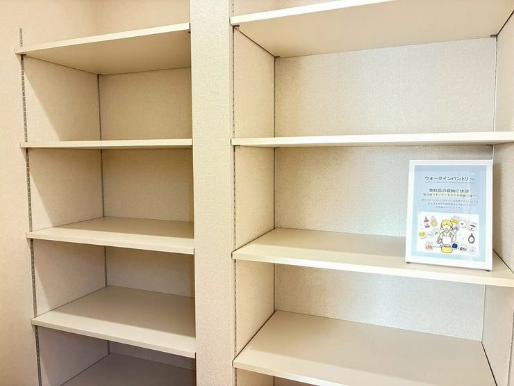 キッチン裏の収納は可動棚で、普段使いを意識された作りです