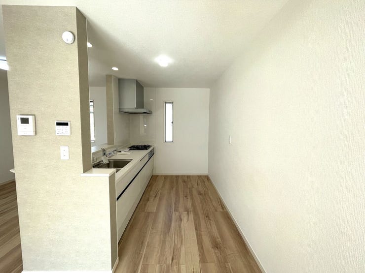 広くとられたキッチンで、