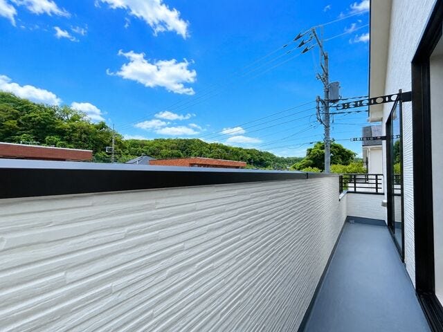 バルコニー:6.7帖と6.6帖のお部屋から出入りできる南向きのバルコニーです。晴れた日は気持ちよくお洗濯を干すことができそうですね。