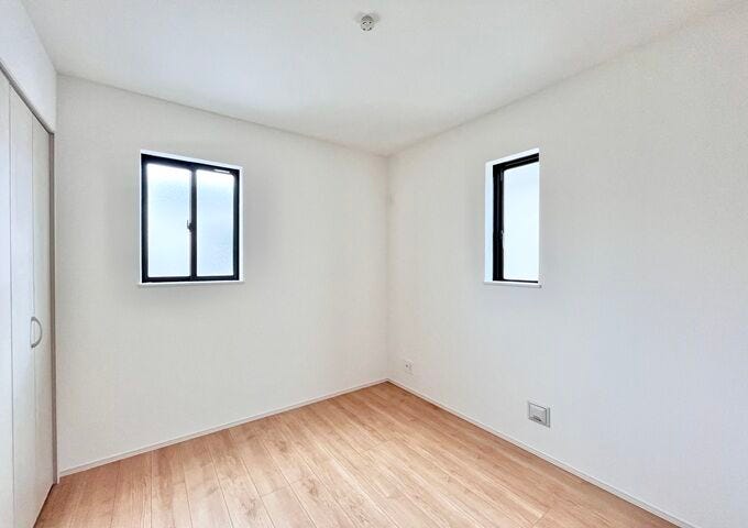 4.1帖洋室:小ぶりなお部屋ですが、収納もしっかりとあるので、お部屋を広く使えます。