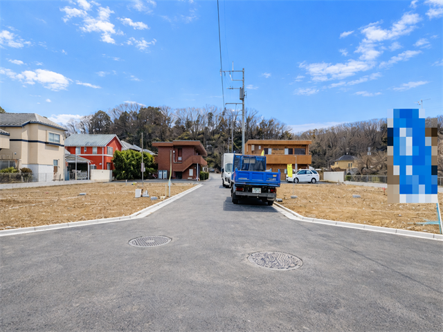 【西側 前面道路】幅員約5mの前面道路です。お子様と手を繋いで歩いている横を車が通り抜けれる道幅となっています。安心してお子様と一緒にお出掛けする事が出来ます。