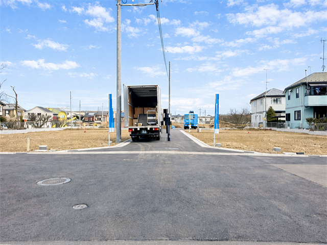【南側 前面道路】幅員約6mの前面道路です。道路幅にゆとりがあるので、車種を選びません。大きめの車を乗りたい方にもオススメです。