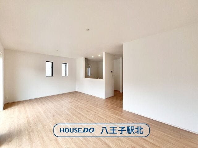 【リビング】
リビング:ナチュラルな雰囲気のフローリングですので家具やインテリアなども合わせやすいです。どんなお部屋にしていくか考えるのも楽しいですね♪