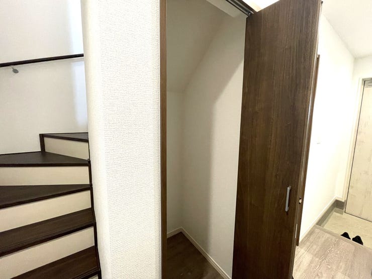 玄関・階段横収納