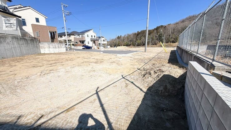 スーパーやコンビニなど生活利便施設が充実した立地です。