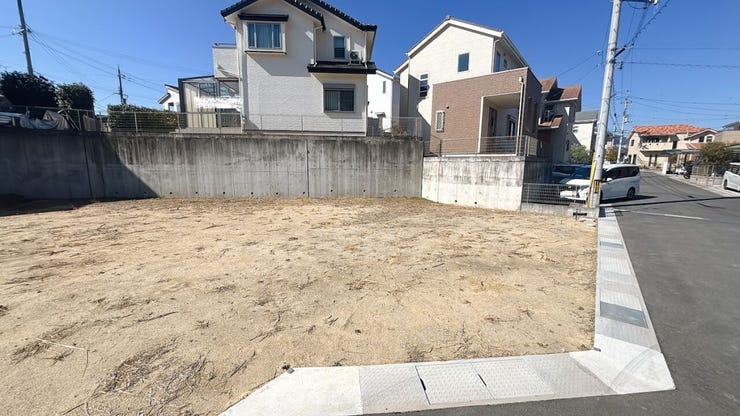 落ち着いた雰囲気の閑静な住宅街で環境の良い立地です。