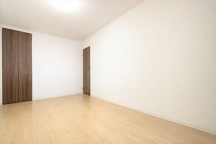 壁が白いのでプロジェクターを設置して映画やYouTubeなど楽しめます♪
部屋がおしゃれなシアタールームのように変身◎