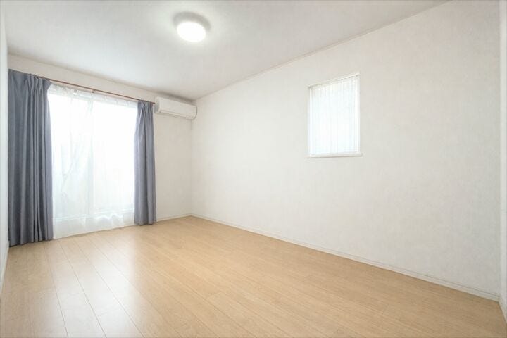 バルコニーへ出入りのすることが出来るお部屋です。
お部屋の中には南向きの窓から暖かな光と風が入り込む素敵な空間になります。