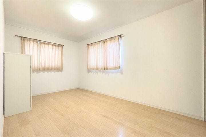 明るさを期待できる二面採光。
また通風も期待できるので、一年を通して過ごしやすい室内です。