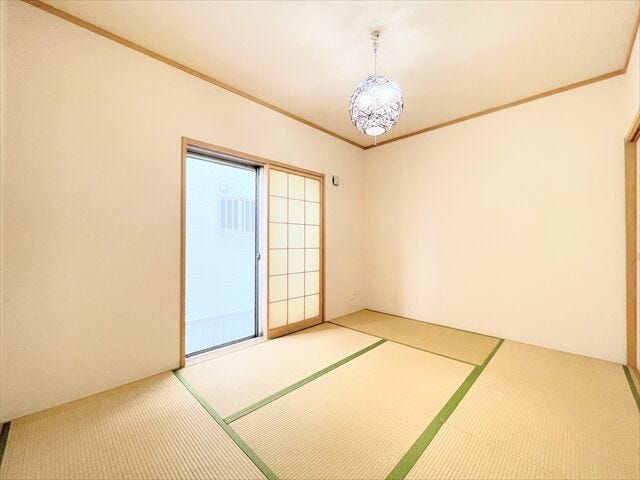 柔らかであたたかな感触の畳は
ほどよく湿気を吸ってくれるので、直接肌に触れても快適です。
お昼寝の場所にも最適です。