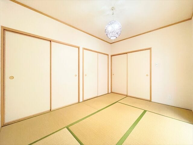 リビングとつながる畳敷きのお部屋は、
お客さまが遊びに来た時にも使えますし、
ちょっと疲れた時にお昼寝できるのもうれしいですね。
