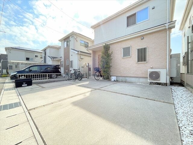 並列駐車スペース3台確保◎
友人を気兼ねなくよぶことができるお家です♪