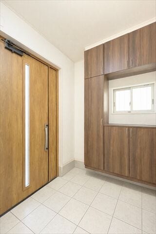 玄関には収納棚が設置されています。
家族全員分の靴など片付けておけるので
スッキリとした空間を保てます◎