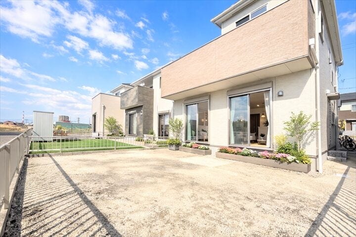 夏場はビニールプール、冬場は天体観測など
家族との思い出がたくさんつくれる空間です◎