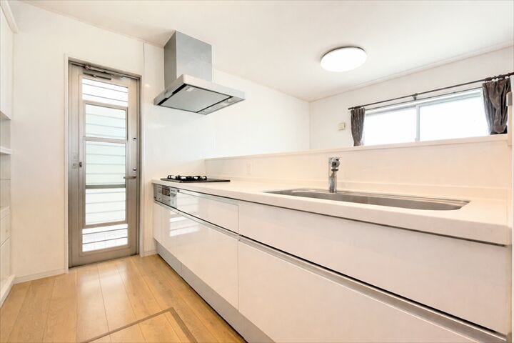 キッチンとリビングダイニングの距離が近いので料理しながら家族との会話も弾みそう♪
ゆとりのワークトップで配膳用のお皿を並べながらの調理もできそうですね。