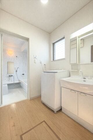 室内洗濯機置き場があるので、
汚れた洋服を洗面台で一度洗ったら
そのまま洗濯機に入れることが出来ます。