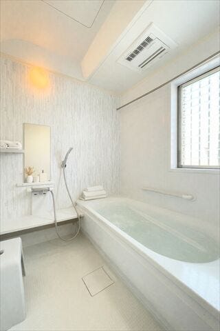 明るくのびのびと入浴できる浴室。
浴室乾燥機付きなので雨の日のお洗濯物干し場に困る事もなさそうです。
しっかりと換気ができるのも嬉しいですね。