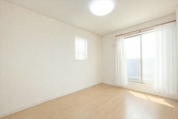 バルコニーに面したお部屋です。
お天気のいい日にはたっぷりと陽を取り込むことができ、
ベッドの上のお布団もふかふかになりそうですね。