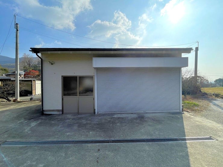 電動シャッターのガレージ倉庫です♪