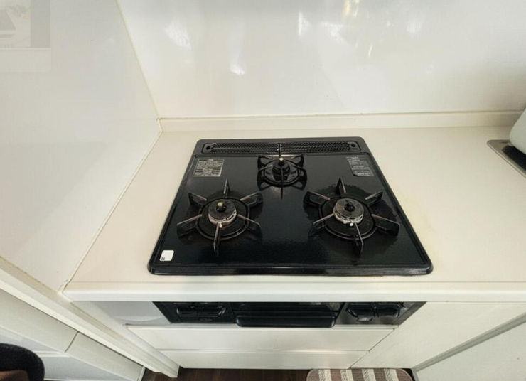 AIによる家具消ししています。
3ツ口ガスコンロで料理がとても捗りそうですね。