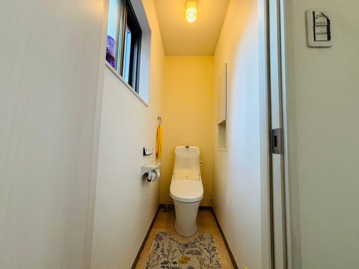 1階トイレ
換気用窓があり、明るく、壁に収納棚があります。