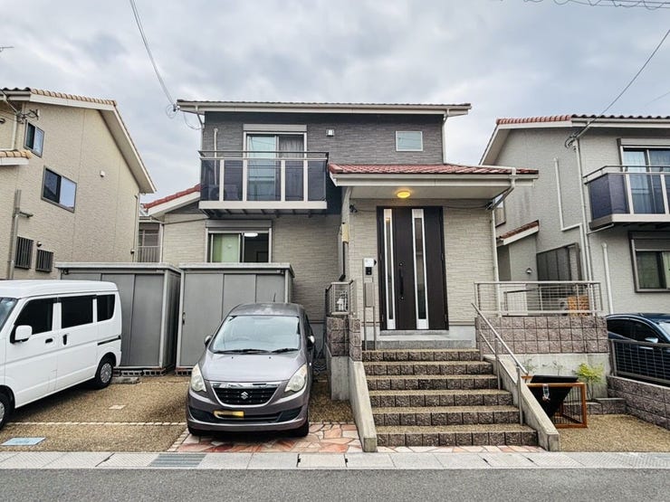 【外観】
駐車場3台・駐輪スペースが確保された物件です。