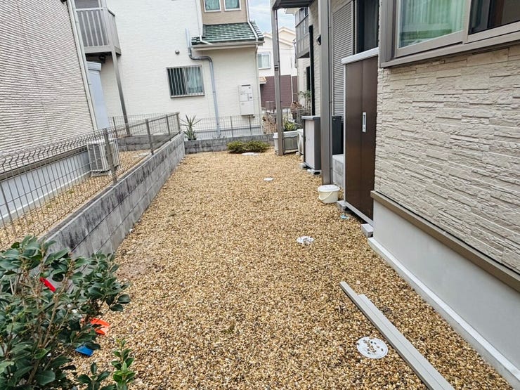 砂利を敷いていますので、歩くと音がして防犯対策になります。