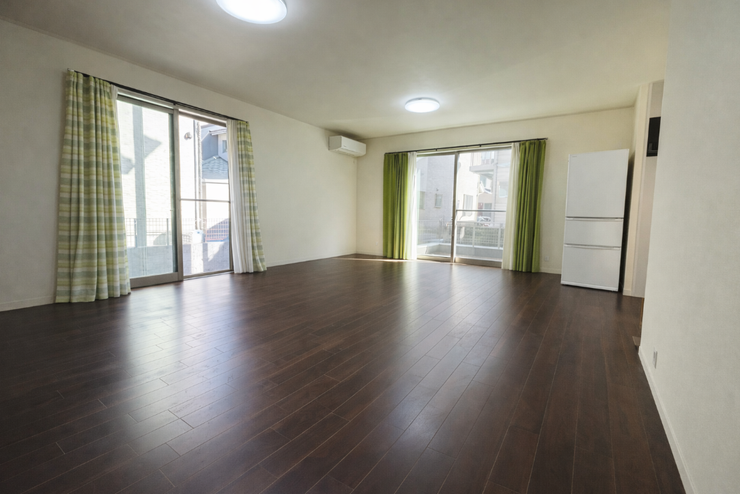 AIによる家具消ししています。
1階 リビング
家族の集まる場所だから、明るく、快適に。
2面採光で日当たり、風通し良好。