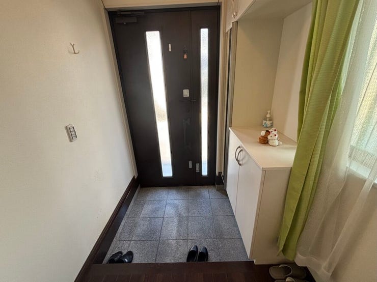 家族やお客さまを華やかにお出迎えしてくれる玄関です。