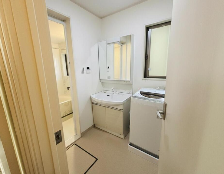 AIによる家具消ししています。
1階洗面室
3面鏡付き洗面台