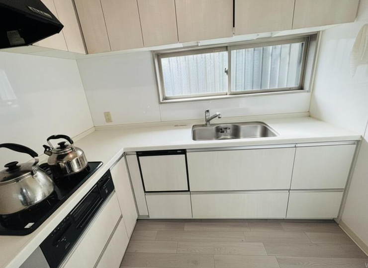 AIによる家具消ししています。
L型キッチンでコーナーにコンセントあり。
窓もあり明るいです。