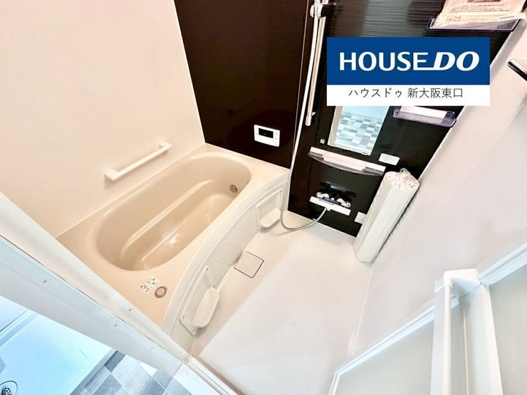 お風呂には追い炊き、自動お湯張がございます。
浴室内にコントロールパネルがあるのも便利ですね。