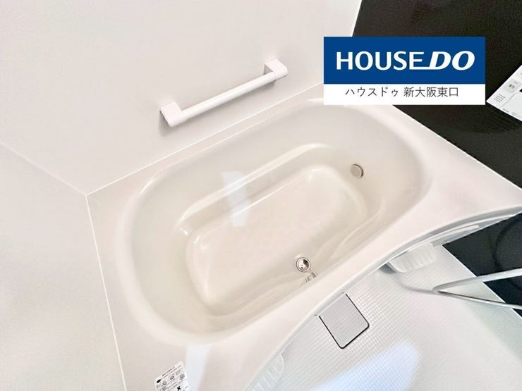 湯船には手すりもあり。デザインも悪くないですね。