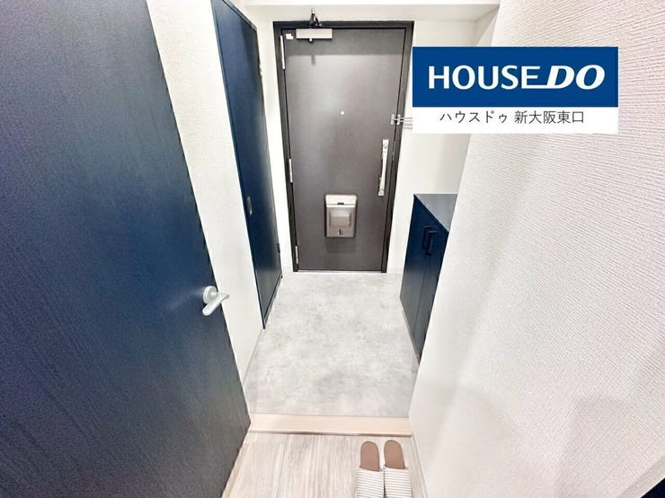 玄関には左右に収納がございます。