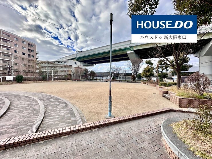 隣は公園です。
住宅街ですが、緑が多く癒しの空間です。