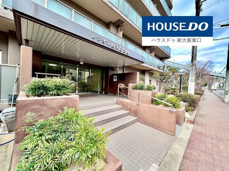 お洒落なエントランス。
奥はスロープとなっています。