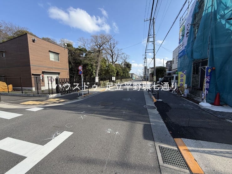 周辺は閑静な住宅街が広がり、穏やかな街並み。日常の生活もしやすく、安心して暮らせる住環境です。