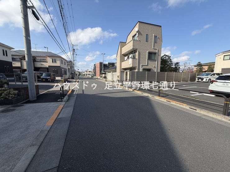 前面道路はゆとりのある広さで車のすれ違いもスムーズ。交通量も比較的少なく、落ち着いた住環境が魅力です。