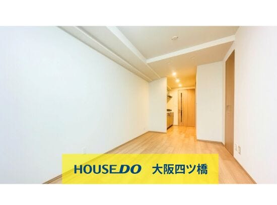 【リビング】
約10.6帖のLDKは、隣接する居室と続き間になっており、扉を開ければ一体感のある広々とした空間としてご利用いただけます。※AIによる家具消し加工を施しております。