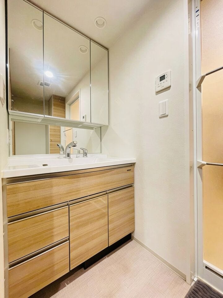 三面鏡裏収納と豊富な引き出し収納を備えた洗面化粧台。洗面用品やストック類もすっきり整理でき、生活感を抑えた空間を保てます。
※AIによる家具消し加工を施しております。