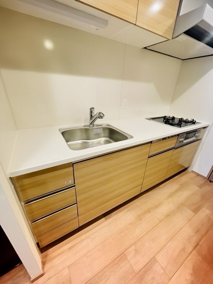 豊富な収納スペースを確保したキッチンには、食洗機を装備。三口コンロ付きで、お料理好きの方にも嬉しい機能性の高い空間です。
※AIによる家具消し加工を施しております。