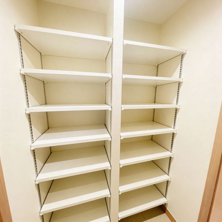 可動棚付きの大容量玄関収納を備えており、季節用品や傘なども収納できる便利なスペースです。