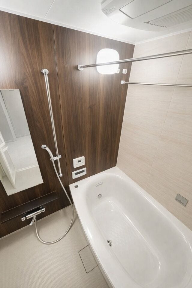 浴室には浴室乾燥機を完備しており、雨天時や花粉の季節でも安心して洗濯物を乾かせます。
※AIによる家具消し加工を施しております。