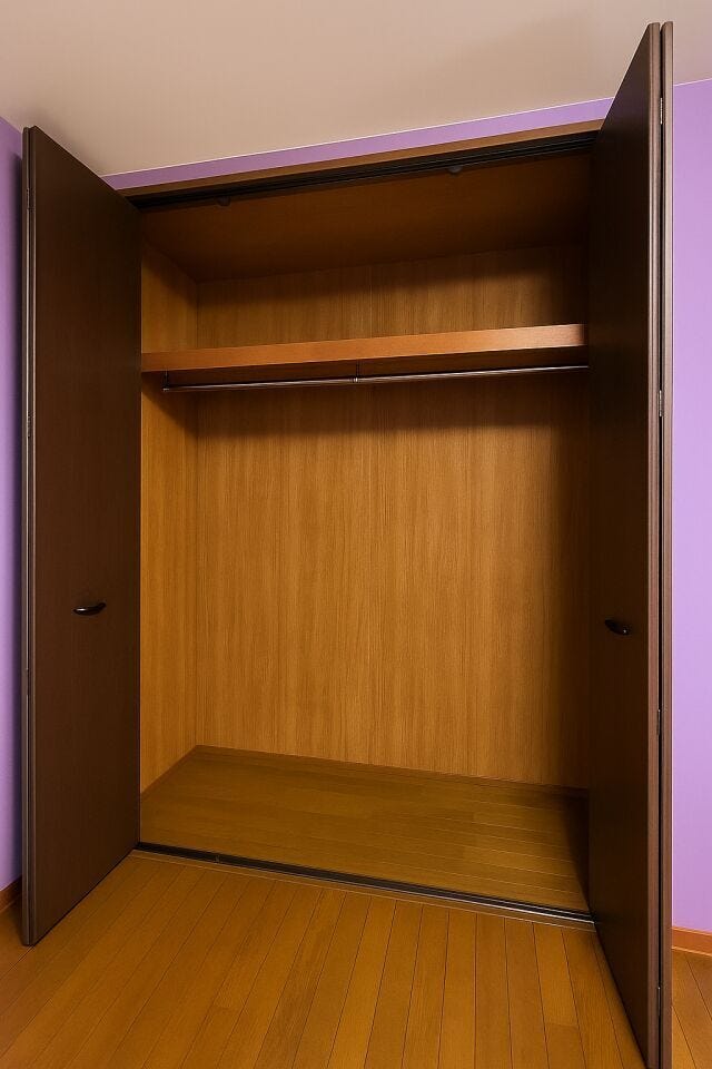 上部棚もありしっかり収納できます。
※小物類を除去する修正を行っています。