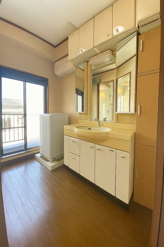 広々洗面所は洗濯機を置いてもゆとりのある空間に!
バルコニーへの動線も確保されており洗濯干しもしやすいですね☆
小物類を除去する修正を行っています。