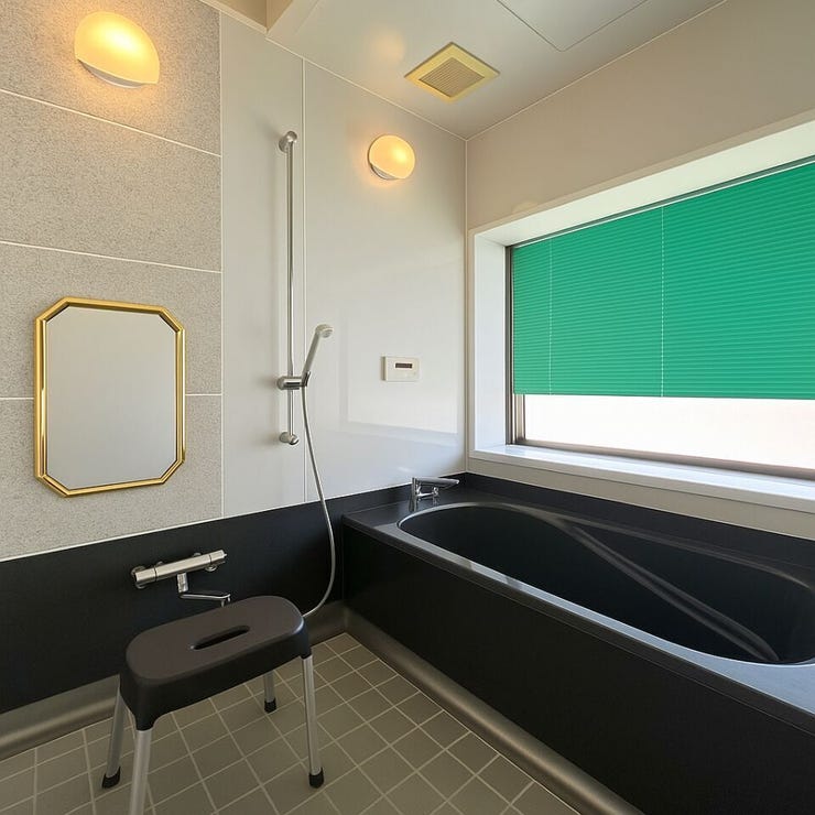 広々としたバスルーム★
足も伸ばしてゆっくりくつろげますね。
1日の疲れもしっかり癒せそうです♪
※小物類を除去する修正を行っています。